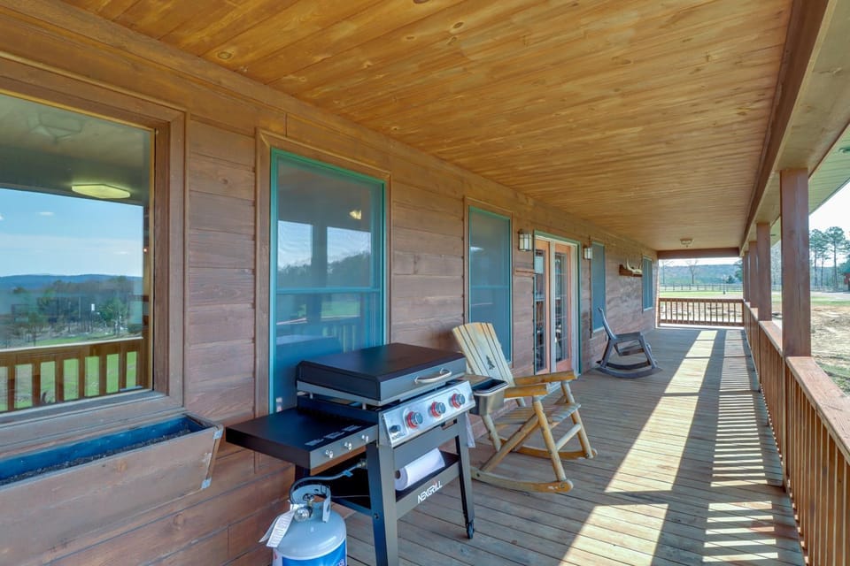 Mountain Views and Shared Pool Ozarks Family Home House in Fairfield Bay