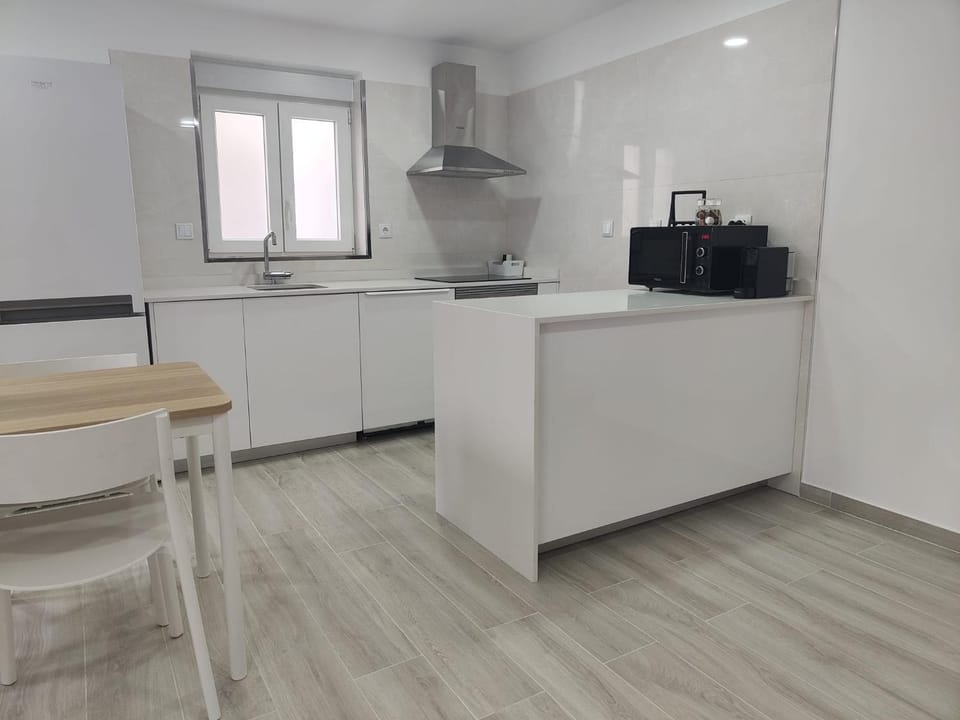 Kitchen or kitchenette, Dining area, minibar, pet friendly, stove, toaster