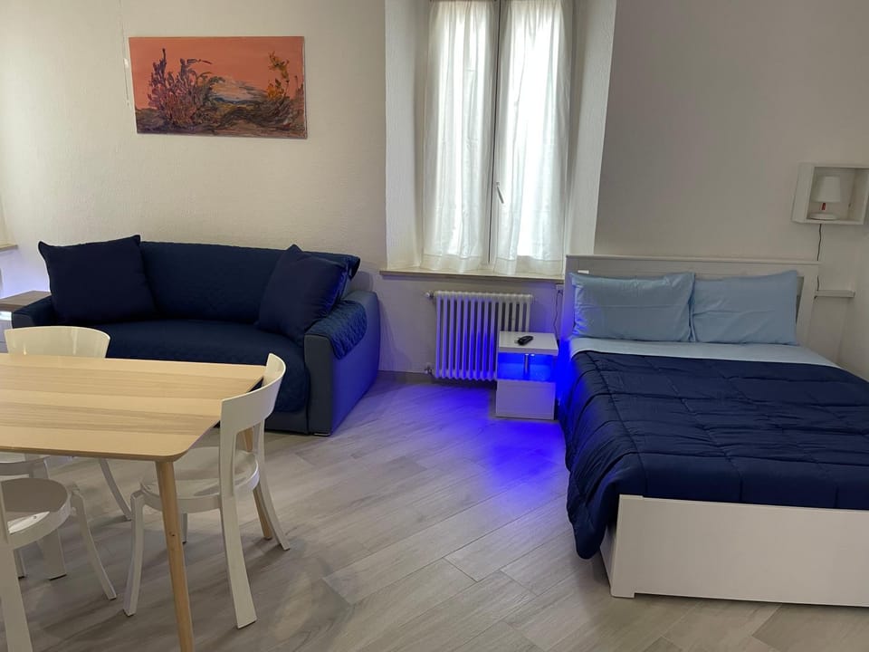 Bed, Photo of the whole room, Seating area