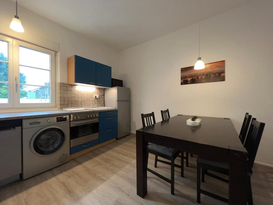 Kitchen or kitchenette, Seating area, Dining area, minibar, stove, washing machine