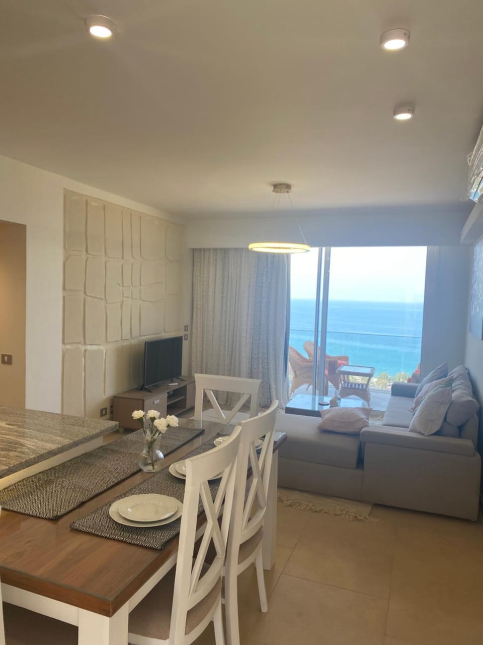 Communal lounge/ TV room, Natural landscape, TV and multimedia, Living room, Seating area, Dining area, Sea view