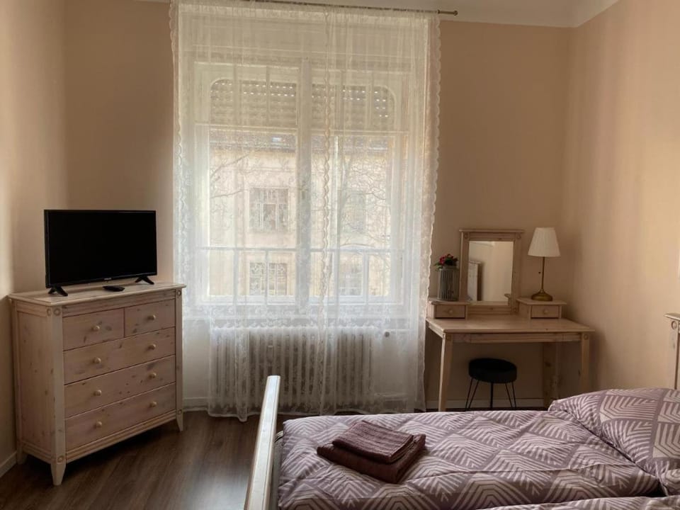 Bed, TV and multimedia, Bedroom, hair dresser