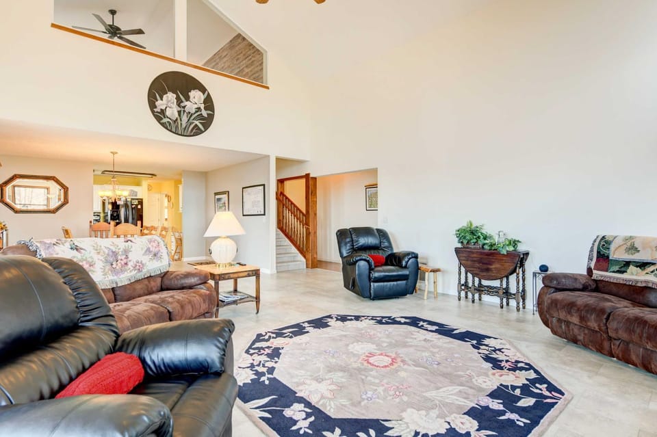 Hot Tub, Decks and More! Serene Maggie Valley Home House in Maggie Valley