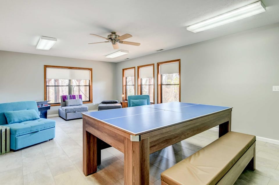 Hot Tub, Decks and More! Serene Maggie Valley Home House in Maggie Valley