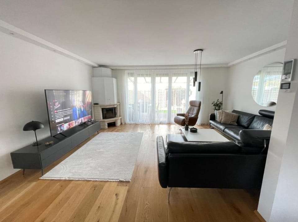 Communal lounge/ TV room, TV and multimedia, Living room, Seating area, Evening entertainment