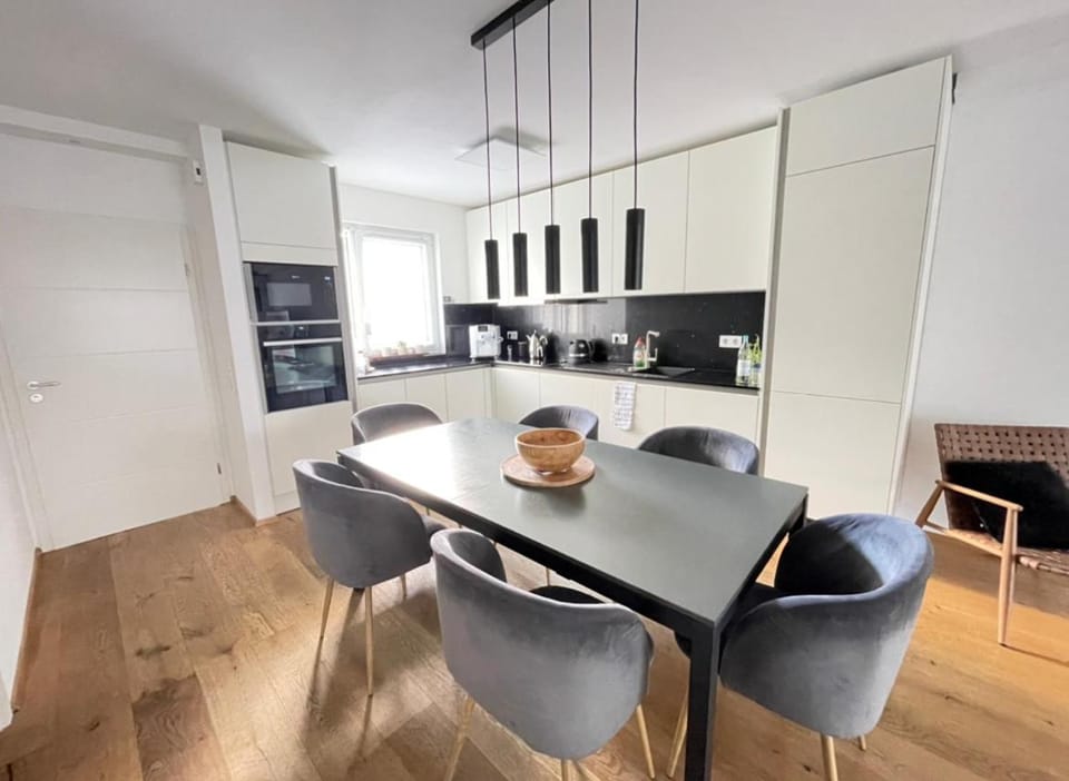Kitchen or kitchenette, Seating area, Dining area, minibar, pet friendly, stove
