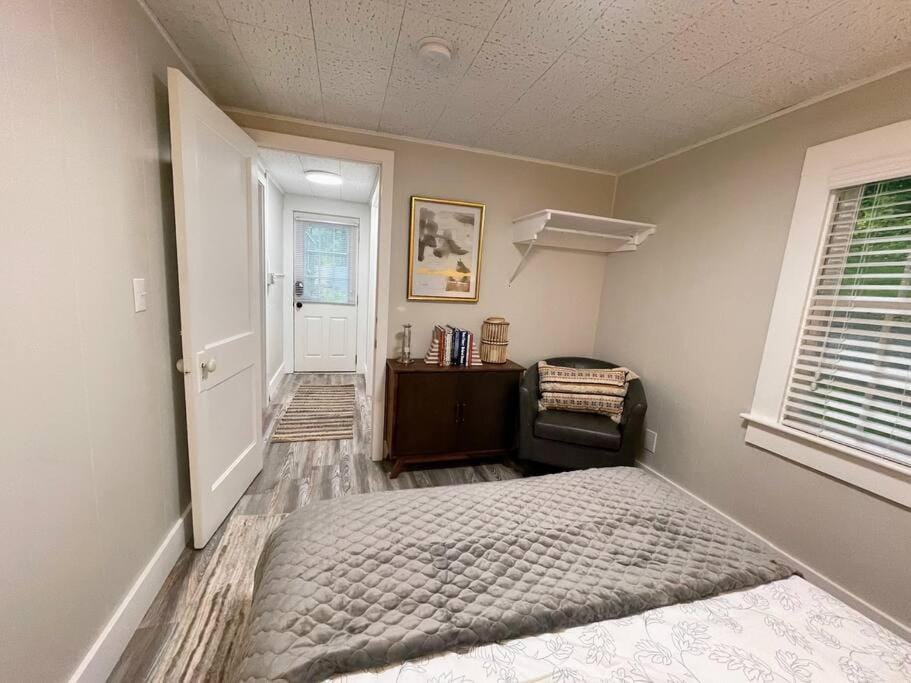 Bed, Seating area, Bedroom