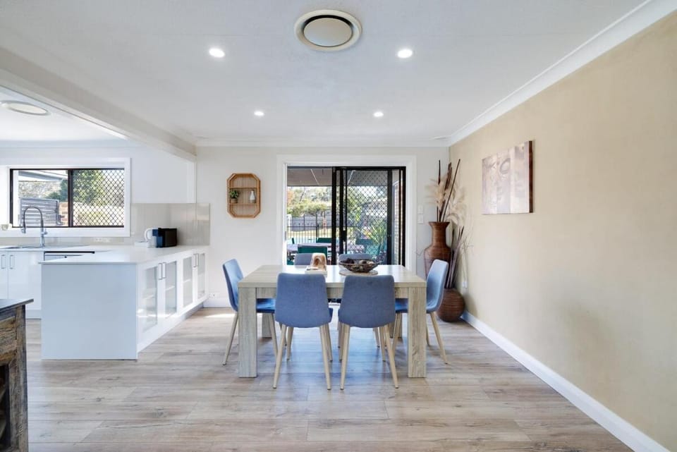Seating area, Dining area