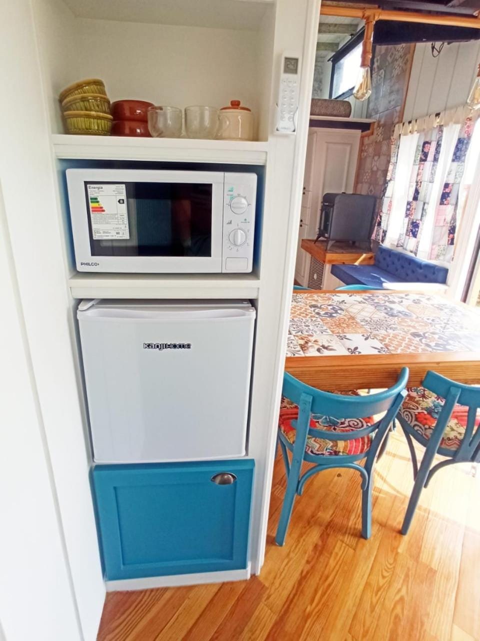 Kitchen or kitchenette, minibar, oven