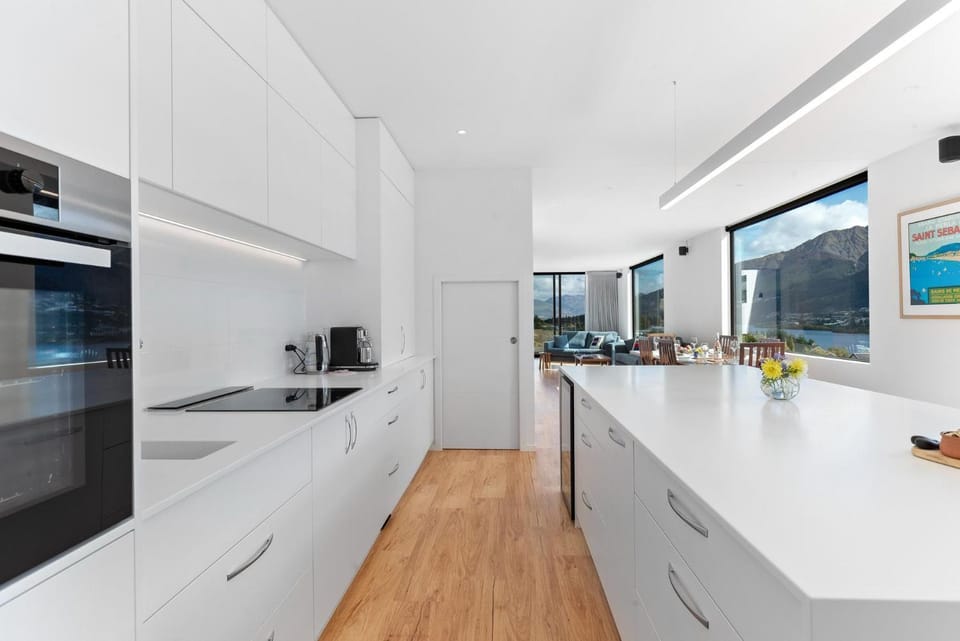 Coffee/tea facilities, Kitchen or kitchenette, dishwasher, oven, pet friendly, stove, kitchen, kitchen