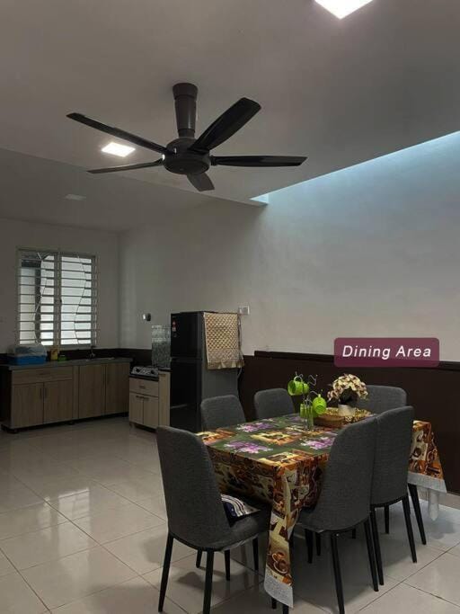 Kitchen or kitchenette, Dining area, fireplace