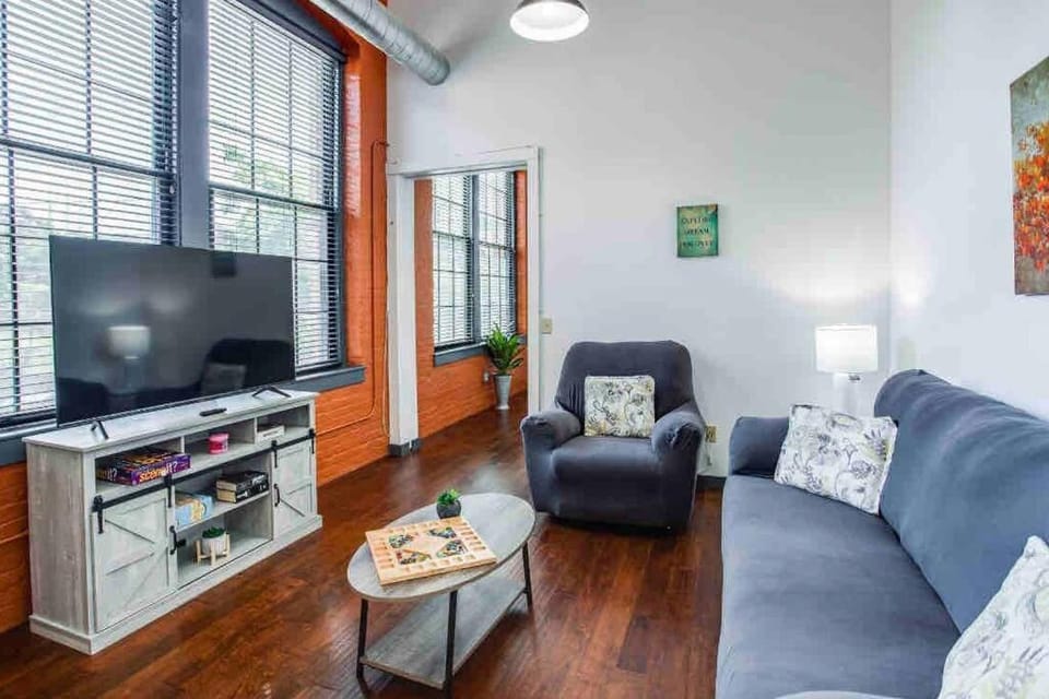 NY Style Centric Loft with King Bed by Park av. Apartment in Brighton