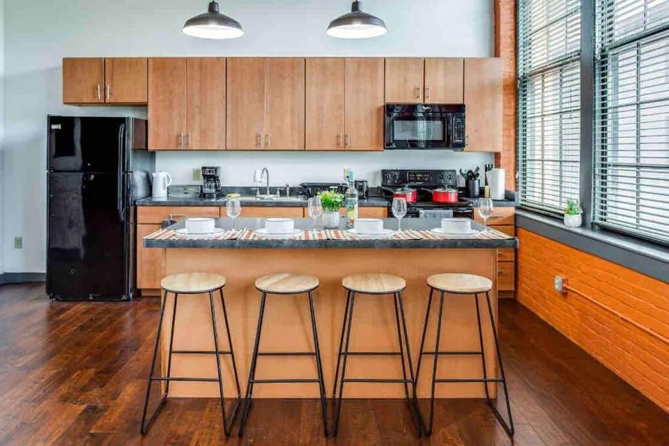 NY Style Centric Loft with King Bed by Park av. Apartment in Brighton