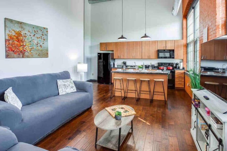 NY Style Centric Loft with King Bed by Park av. Apartment in Brighton