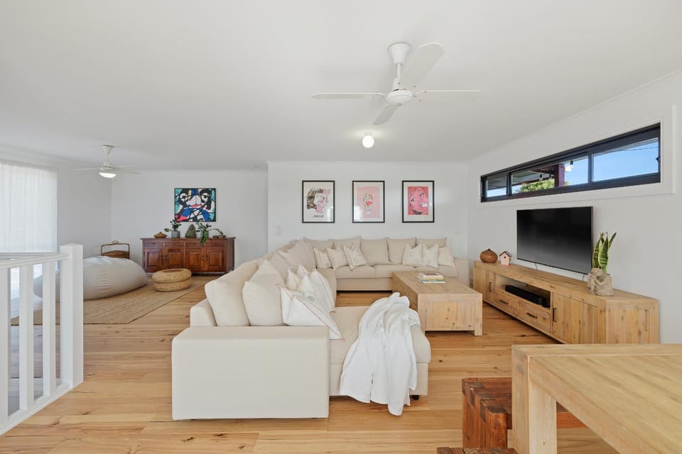 TV and multimedia, Living room, Seating area, Evening entertainment, fireplace