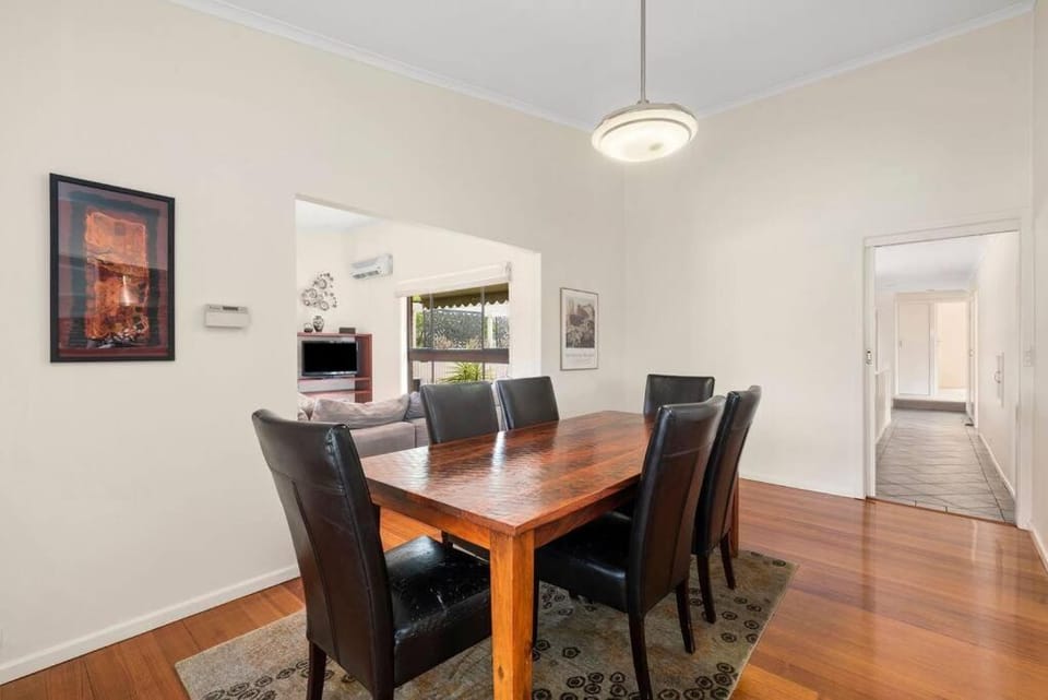 At the Hilltop - sleeps 10 House in Geelong