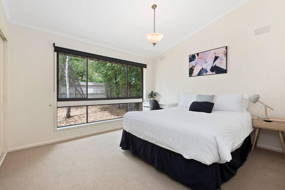 At the Hilltop - sleeps 10 House in Geelong