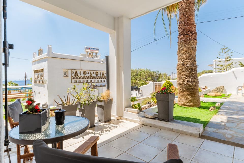 Property building, Balcony/Terrace, Living room
