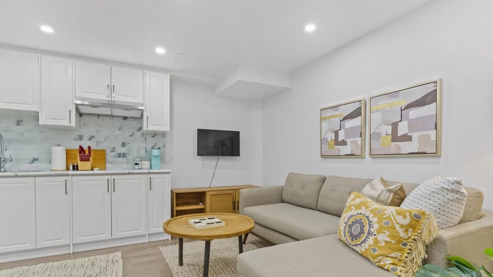 Family Friendly - HOT TUB - Near Toronto & UOIT Apartment in Oshawa