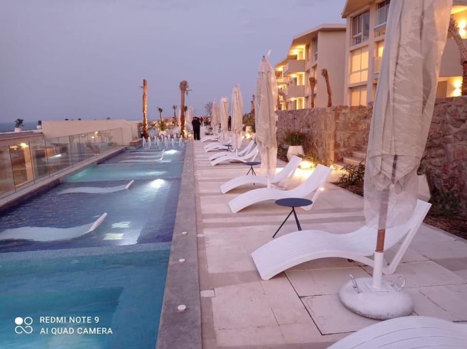 Day, Natural landscape, Hot Tub, Pool view, Swimming pool, sunbed