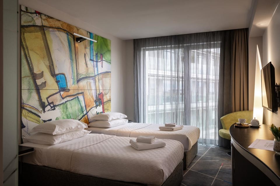 Bed, TV and multimedia, Photo of the whole room, Bedroom