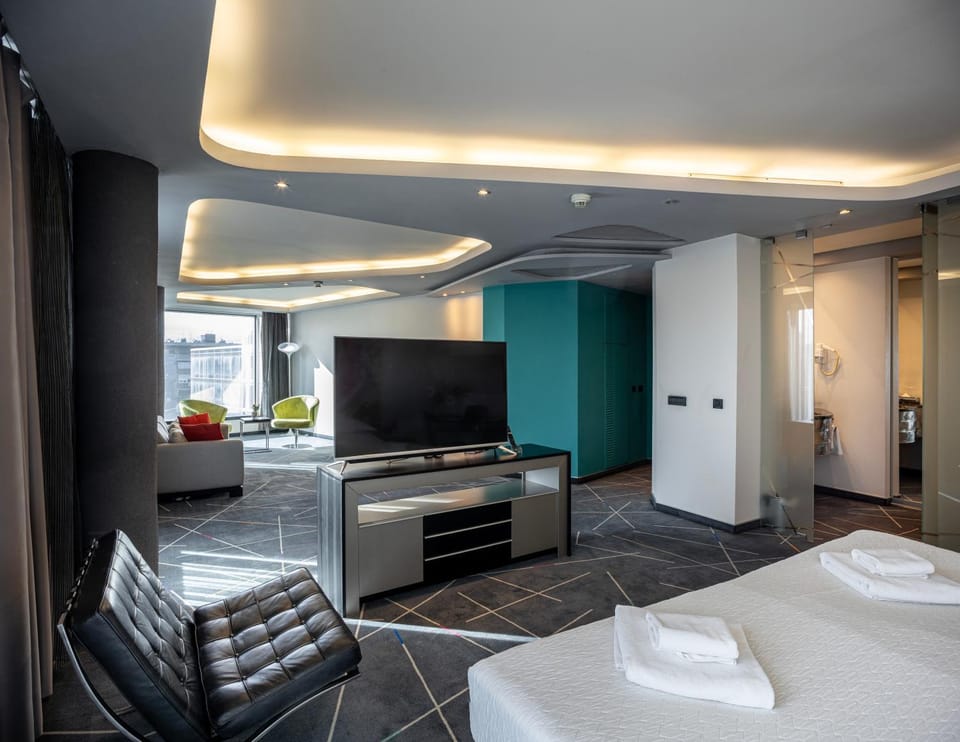 Bed, TV and multimedia, Living room, Photo of the whole room, Seating area