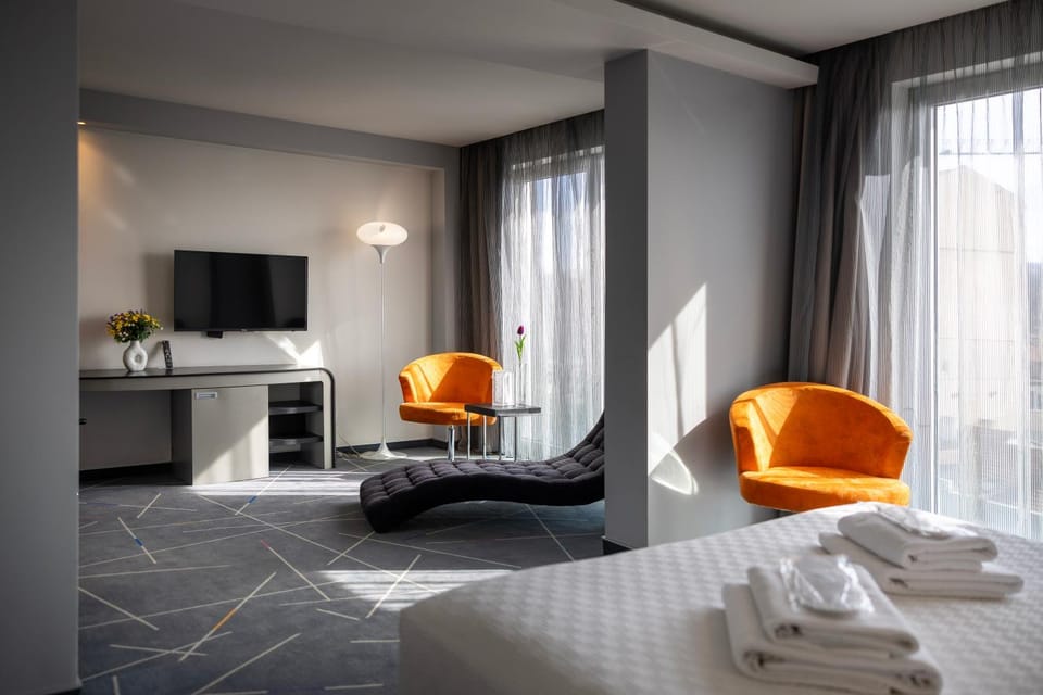 Bed, TV and multimedia, Living room, Seating area, Bedroom