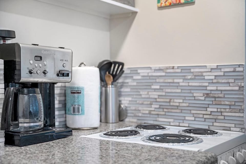 Stylish 1BR Apartment with AC Full Kitchen & WD - Just Steps to the Beach Apartment in Kailua