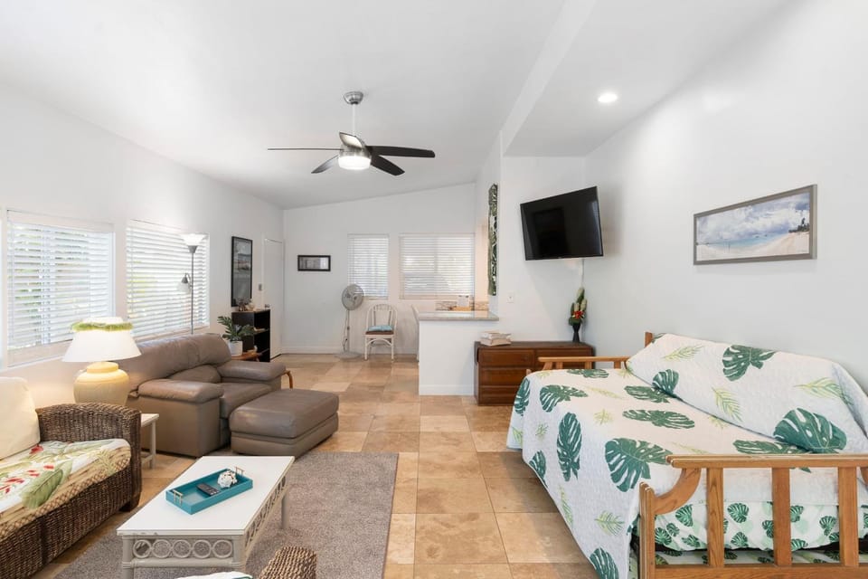 Stylish 1BR Apartment with AC Full Kitchen & WD - Just Steps to the Beach Apartment in Kailua