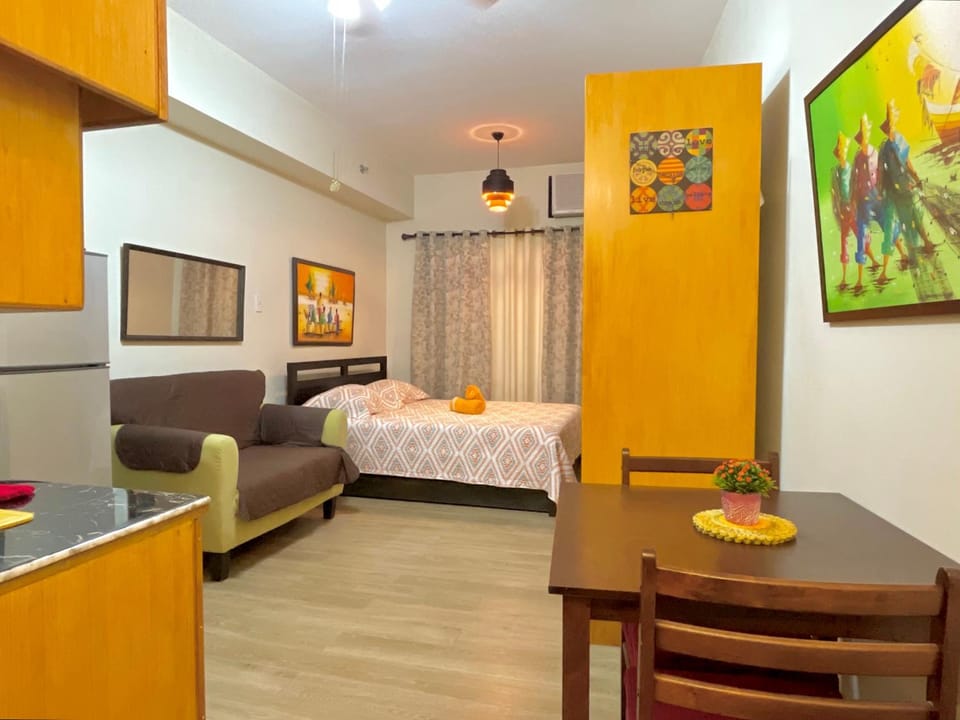 Bed, TV and multimedia, Living room, Photo of the whole room, Seating area, Dining area, Bedroom