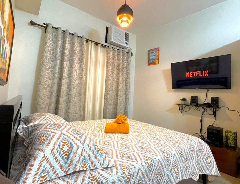 Bed, TV and multimedia, Bedroom