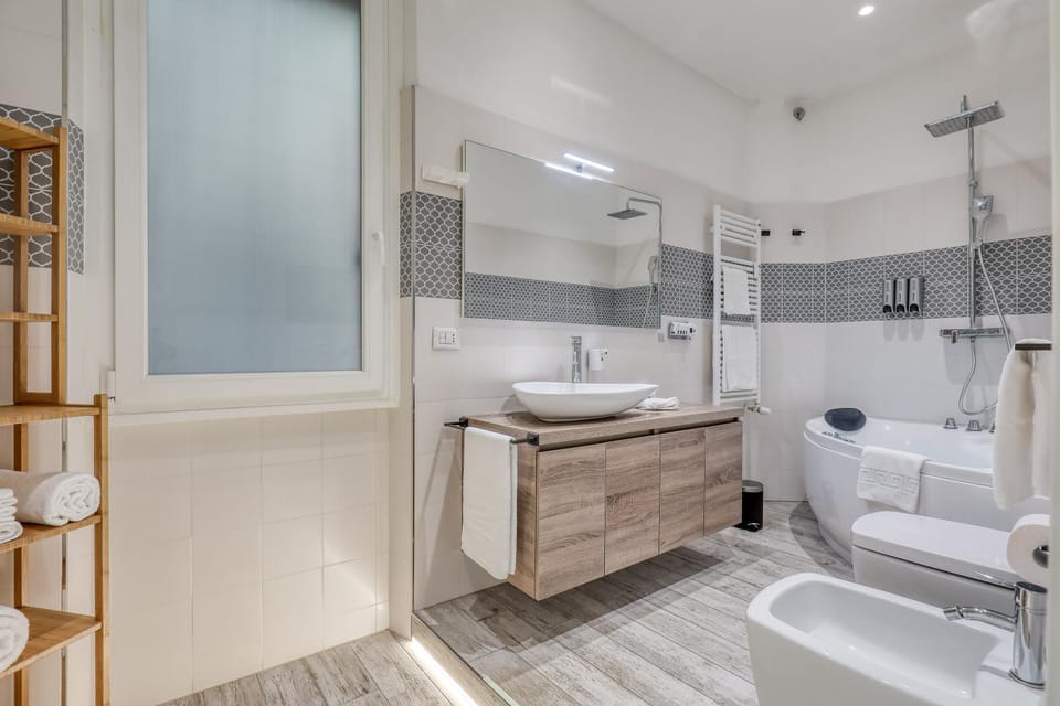 Shower, Toilet, Hot Tub, Bathroom, bidet, towels