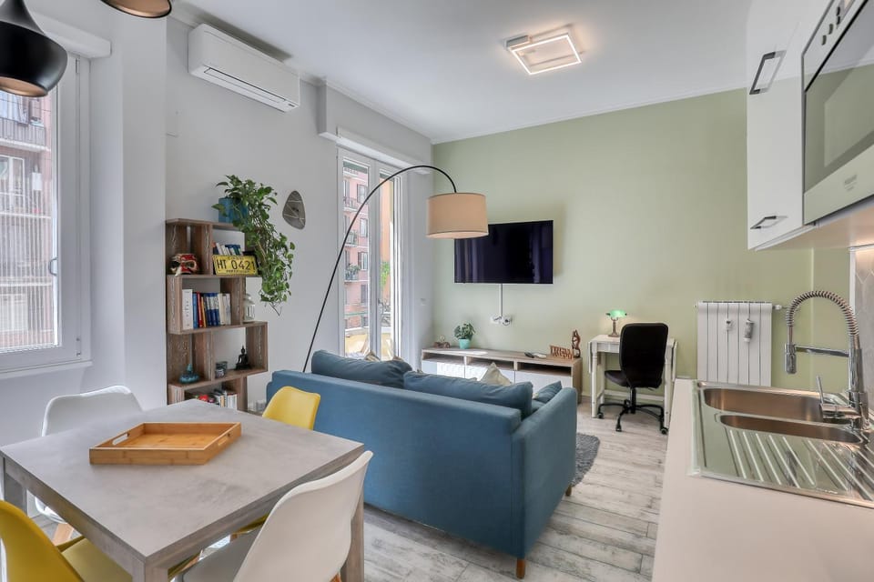 Communal lounge/ TV room, TV and multimedia, Living room, Seating area, Dining area