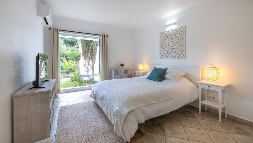 Bed, TV and multimedia, Bedroom