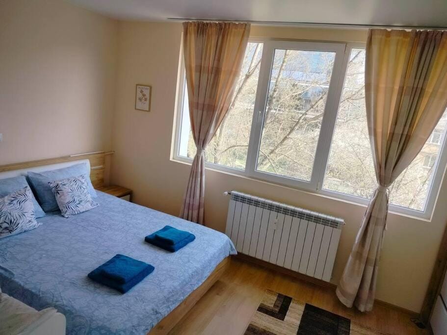 Bed, Bedroom, towels