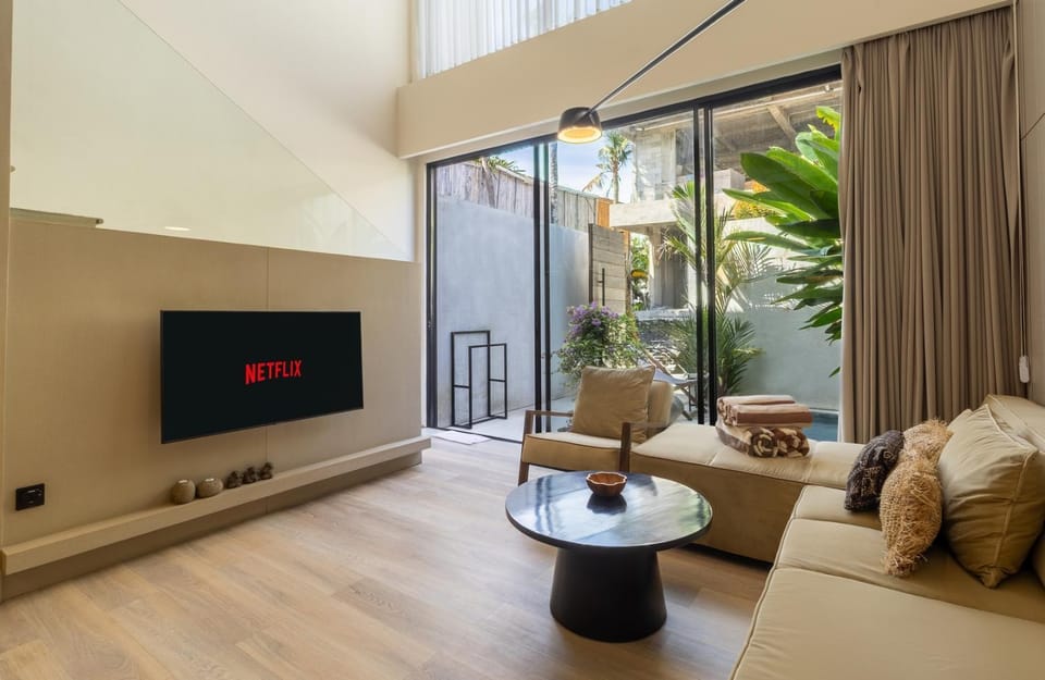 Luxury 2BR Berawa Loft | Private Pool, Near Cafe Villa in North Kuta