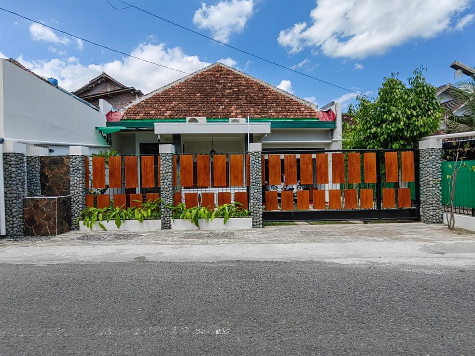 Property building, Facade/entrance, Garden view