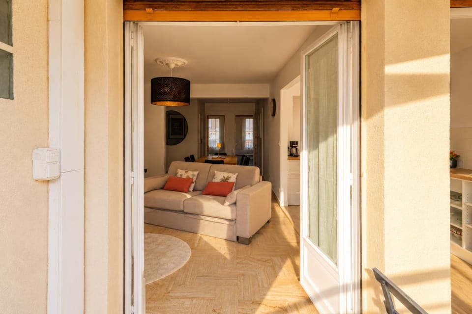 Living room, Seating area, internet
