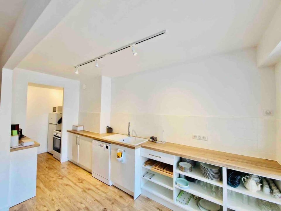 Coffee/tea facilities, Kitchen or kitchenette, dishwasher, microwave, oven, stove, kitchen