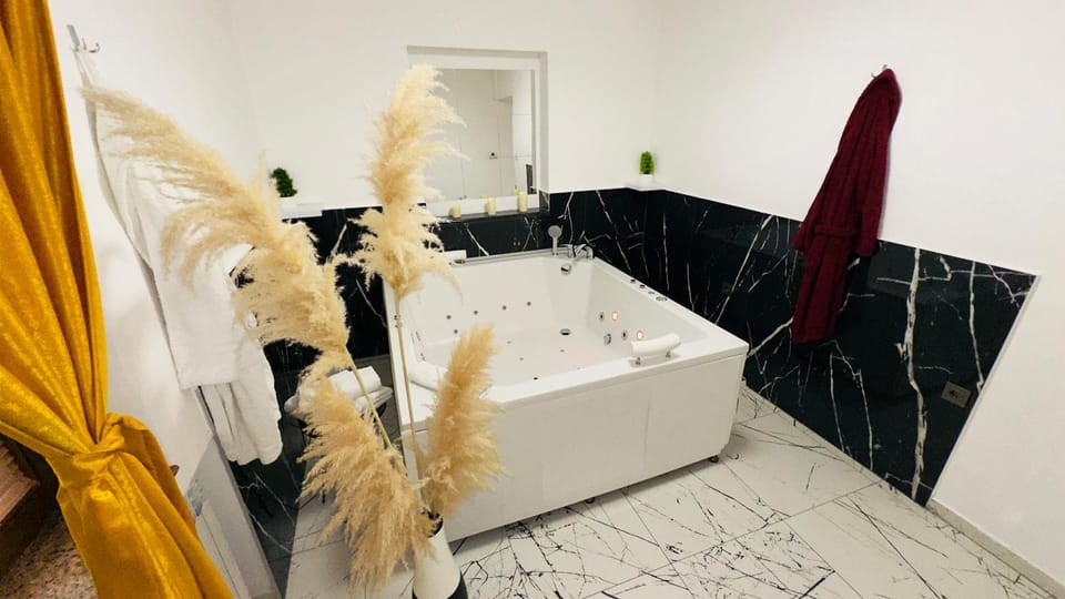Day, Hot Tub, Hot Tub, Bathroom, Spa and wellness centre/facilities, Spa and wellness centre/facilities, Decorative detail, Bath, towels