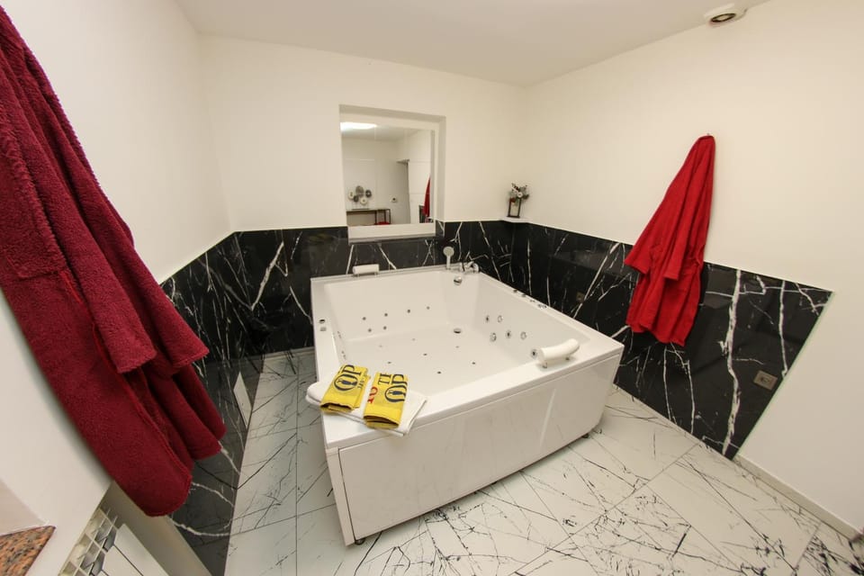 Hot Tub, Bath, towels