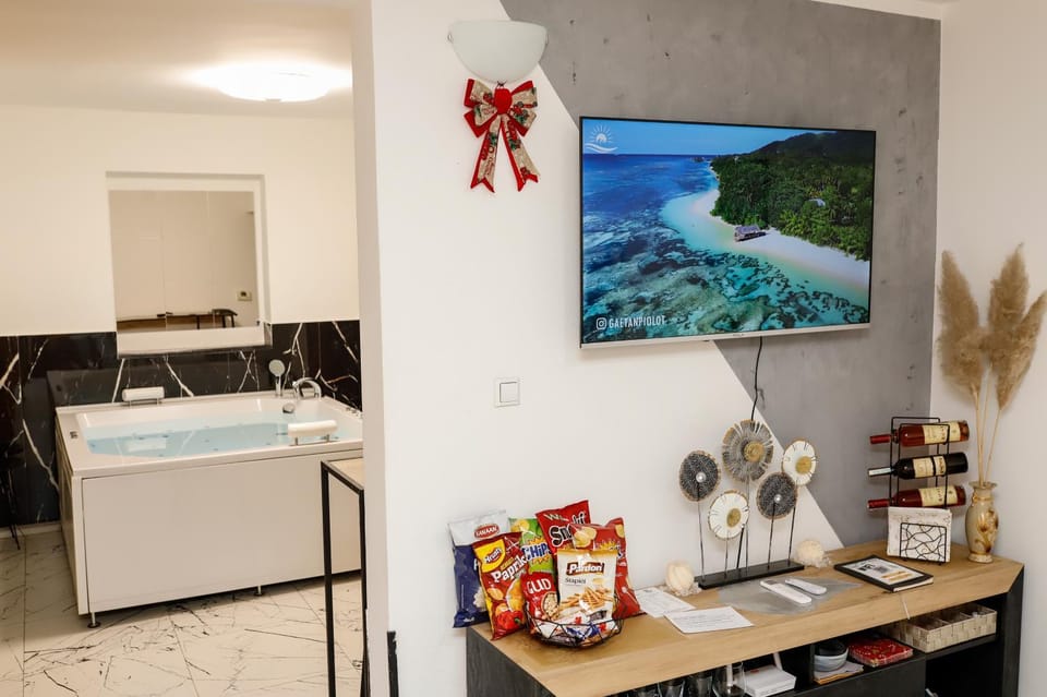 Hot Tub, TV and multimedia, Food and drinks, Decorative detail, Evening entertainment