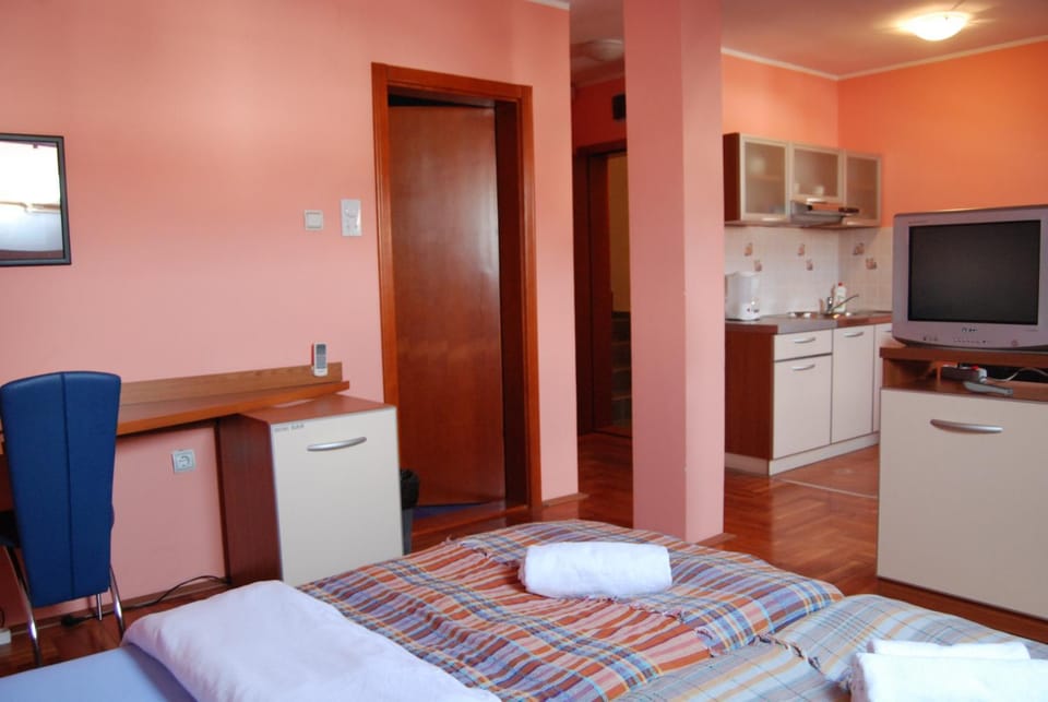 Bed, Kitchen or kitchenette