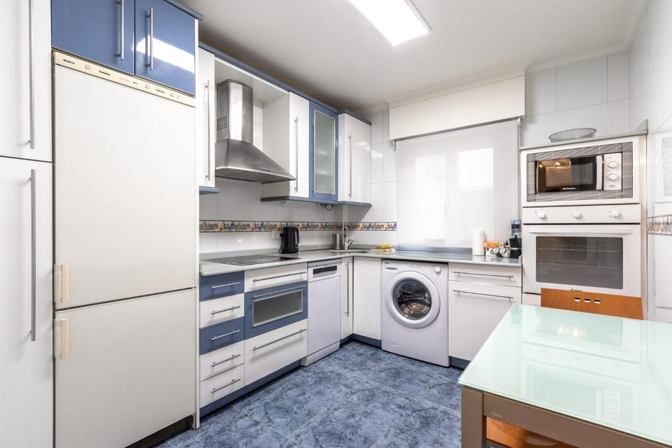 Kitchen or kitchenette, Dining area, dishwasher, washing machine