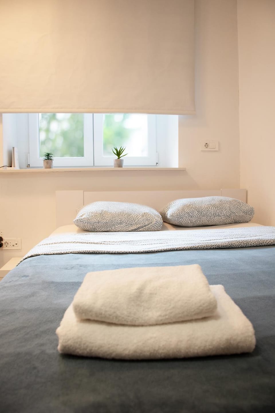 Bed, Photo of the whole room, Bedroom, towels