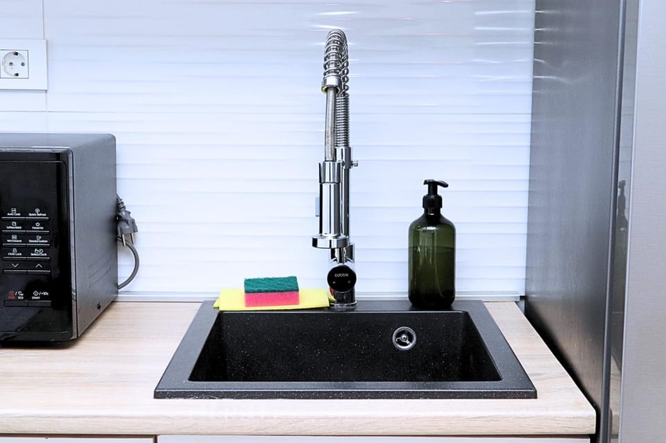 Kitchen or kitchenette, minibar, stove