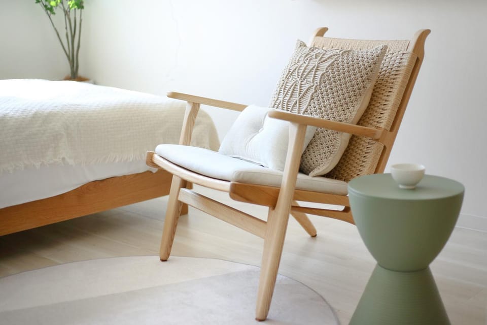 Bed, Seating area