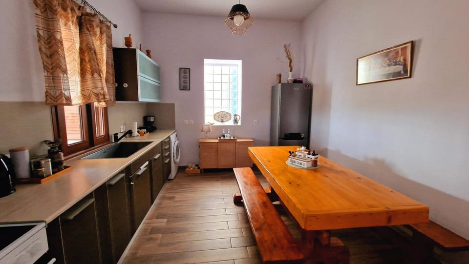 Kitchen or kitchenette, Dining area, stove
