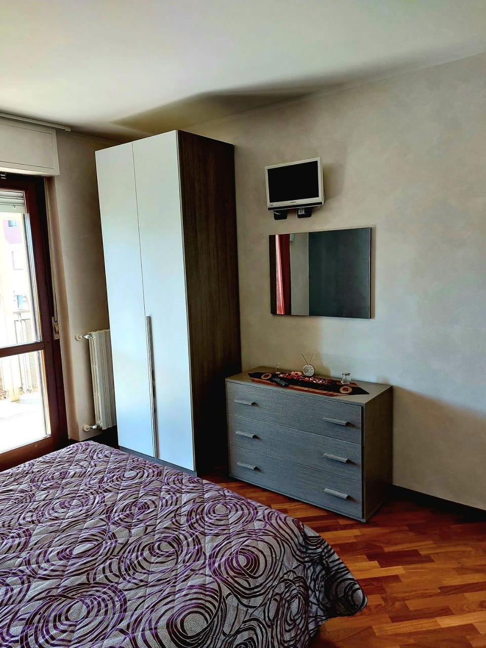 Bed, TV and multimedia, Photo of the whole room, Bedroom, wardrobe