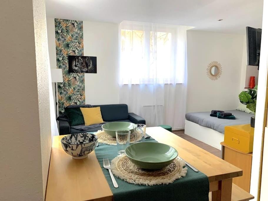 TV and multimedia, Living room, Seating area, Dining area